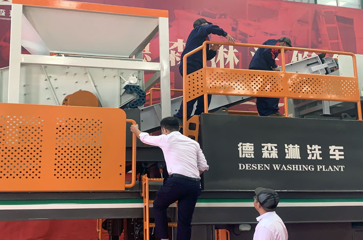 德森移动淋洗修复车.jpg